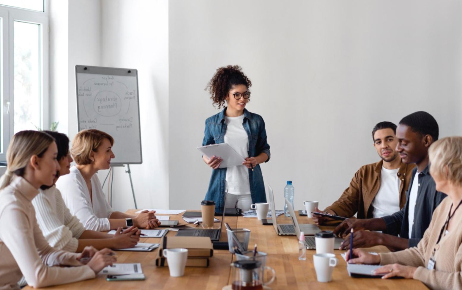 Finanzplanung Arbeitsplatz mit Dokumenten und Taschenrechner